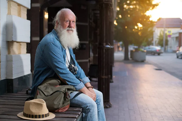 年配の男性 カメラの写真旅行のコンセプト — ストック写真