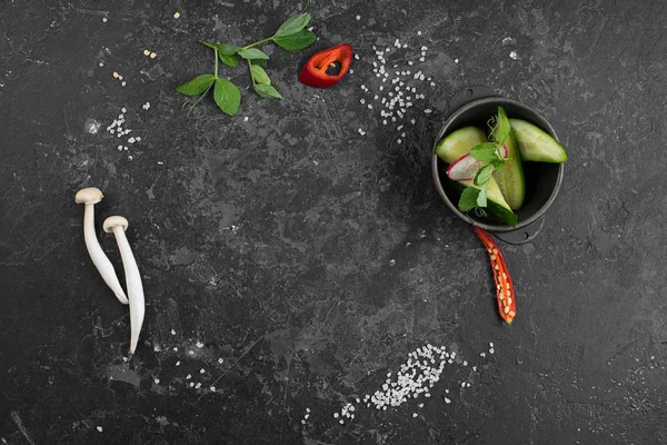 Výběr koření bylinky a zelené. Ingredience pro vaření. Jídlo pozadí — Stock fotografie