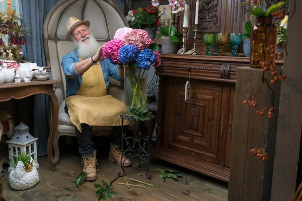 Male Florist Flower Shop Man Apron Cutting Stems Preparing Roses — Stock Photo, Image