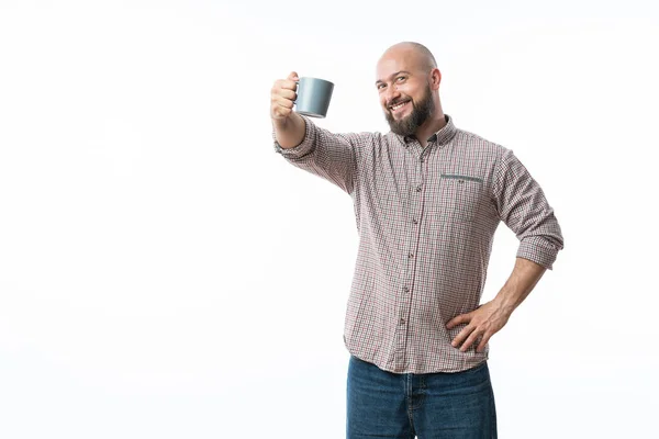 英俊的男人，蓝色玻璃杯喝咖啡 — 图库照片