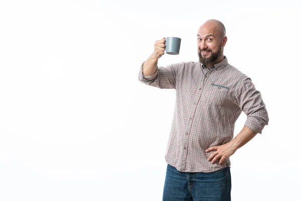 Pohledný muž s modrými brýlemi pití kávy — Stock fotografie