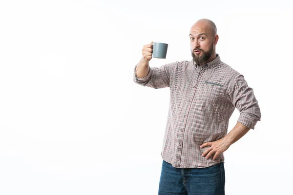 Pohledný muž s modrými brýlemi pití kávy — Stock fotografie