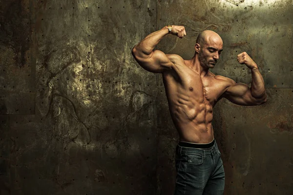 Acımasız güçlü atletik erkek vücut geliştirmeci trenler jimnastik salonu — Stok fotoğraf