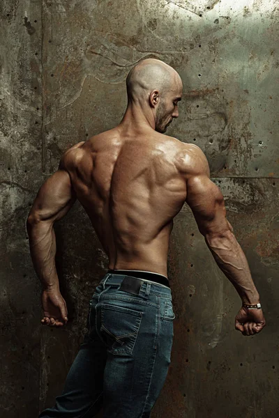 Acımasız güçlü atletik erkek vücut geliştirmeci trenler jimnastik salonu — Stok fotoğraf
