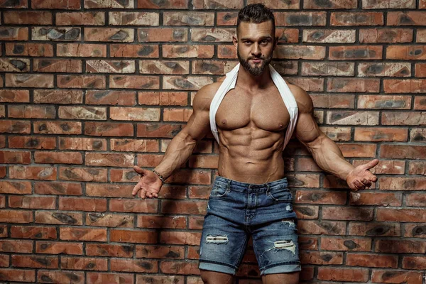 Tuğla duvar yakınında poz güçlü sağlıklı yakışıklı Athletic Man Fitness Modeli Portresi — Stok fotoğraf