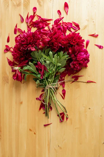 Peony achtergrond. Fuchsia, roze en witte pioenrozen op houten tafel met plaats voor tekst. Lente bloem Peony. Kopieer ruimte. Getinte afbeelding. — Stockfoto