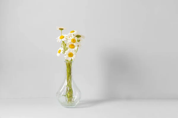 Bouquet of daisies in a glass vase — Stock Photo, Image