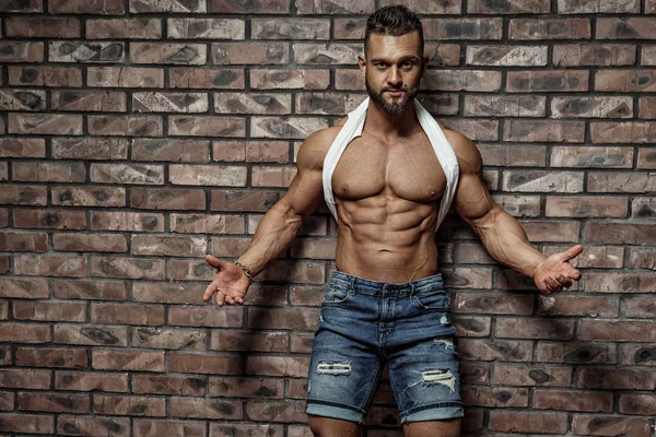 Tuğla duvar yakınında poz güçlü sağlıklı yakışıklı Athletic Man Fitness Modeli Portresi — Stok fotoğraf