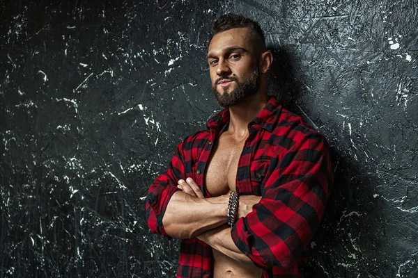 Portrait of strong healthy handsome Athletic Man Fitness Model posing near dark wall — Stock Photo, Image
