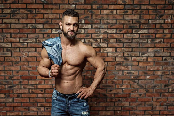 Portrait of strong healthy handsome Athletic Man Fitness Model posing near Brick wall — Stock Photo, Image