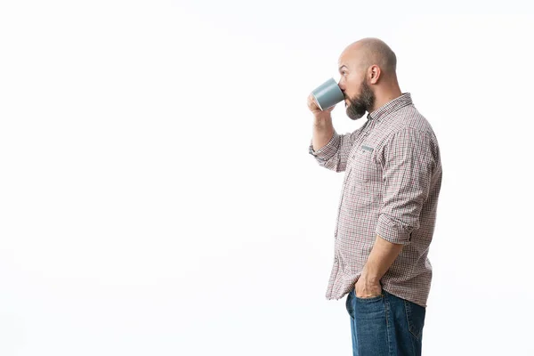 Mavi gözlük kahve içme ile yakışıklı adam — Stok fotoğraf