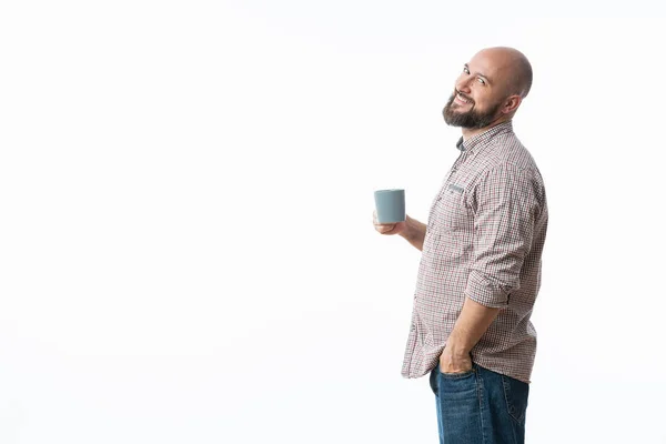 Bonito homem com óculos azuis bebendo café — Fotografia de Stock