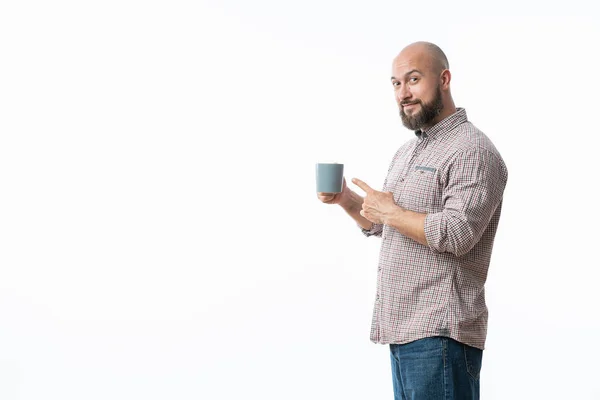 Bonito homem com óculos azuis bebendo café — Fotografia de Stock