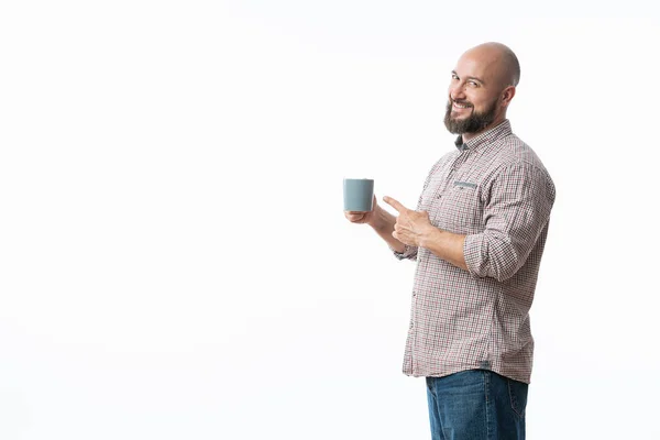 Bonito homem com óculos azuis bebendo café — Fotografia de Stock