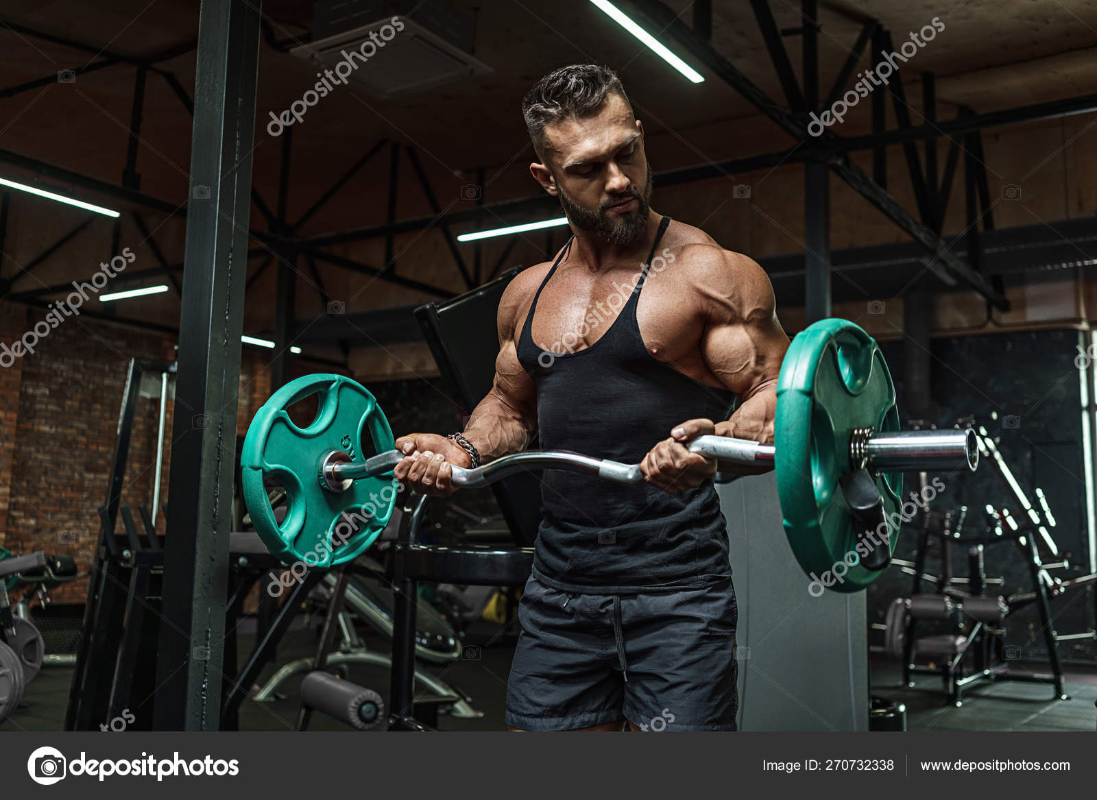 Joven deportista guapo fisicoculturista levantador de pesas con un cuerpo  ideal, después de entrenar posa delante de la cámara, músculos abdominales,  bíceps tríceps. En ropa deportiva .: fotografía de stock © sutulastock  #270732338