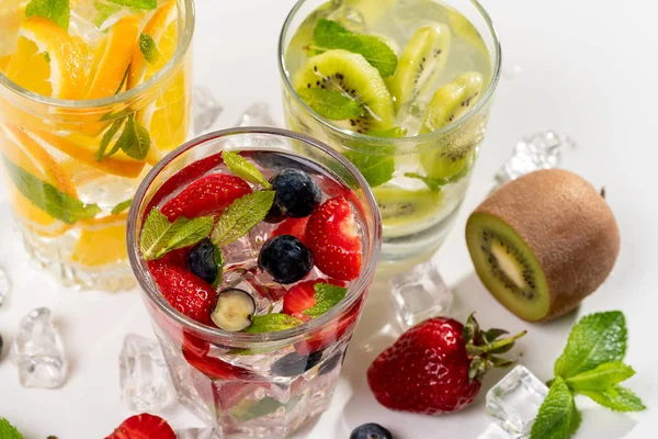 Детоксикационные коктейли из свежих фруктов и овощей — стоковое фото