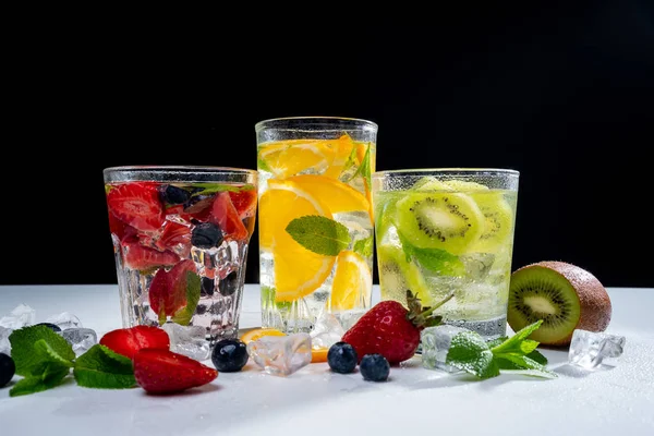 Детоксикационные коктейли из свежих фруктов и овощей на тёмном фоне — стоковое фото
