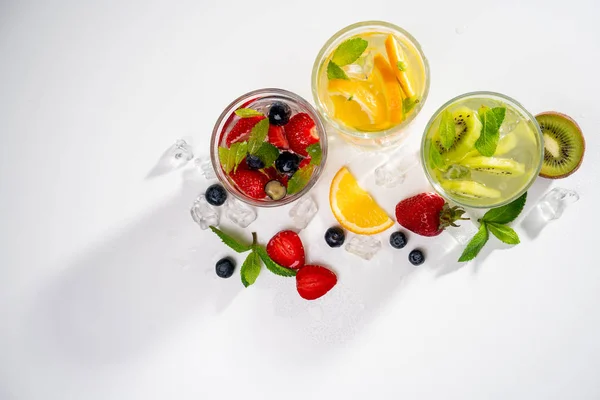 Детоксикационные коктейли из свежих фруктов и овощей — стоковое фото