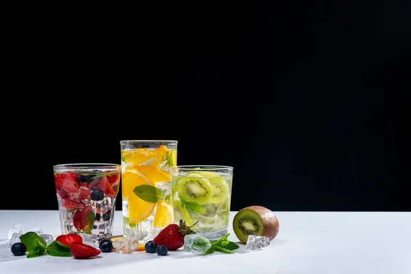 Koyu arka plan üzerinde taze meyve ve sebze detoks smoothies — Stok fotoğraf