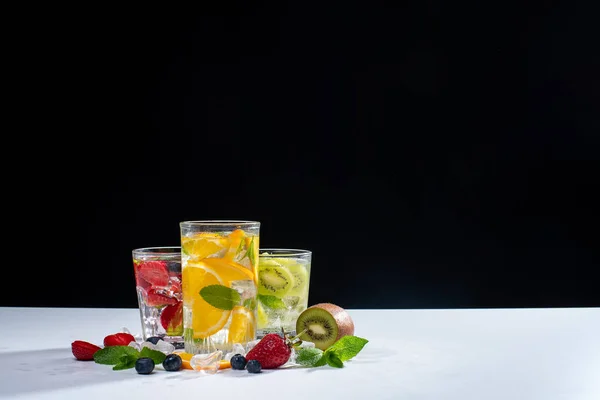 Smoothies de désintoxication de fruits et légumes frais sur fond sombre — Photo