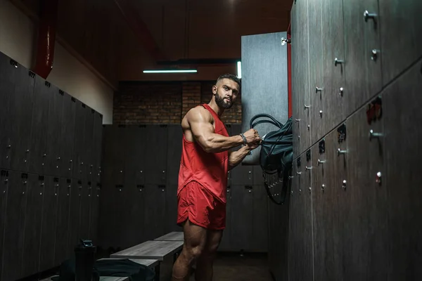 ワークアウト後のロッカー ルームでタオルでハンサムな筋肉運動男 — ストック写真