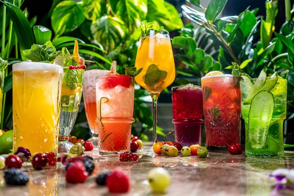 Färgglada cocktails på barbordet i restaurang. — Stockfoto