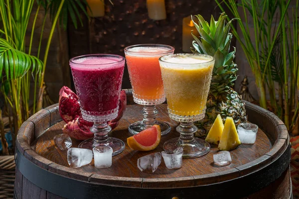 Diverse cocktails op donkere achtergrond — Stockfoto