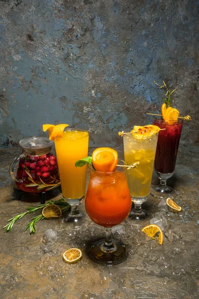 Olika cocktails på mörk bakgrund — Stockfoto