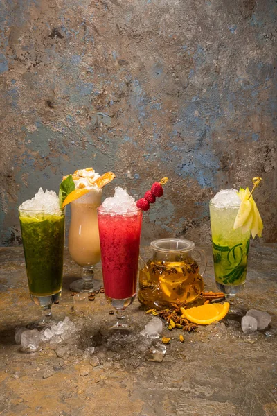 Olika cocktails på mörk bakgrund — Stockfoto