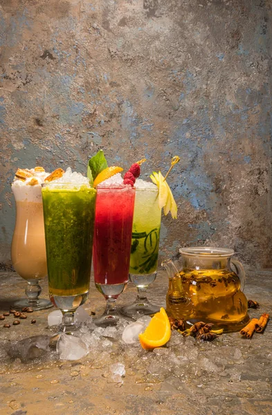 Diverse cocktails op donkere achtergrond — Stockfoto