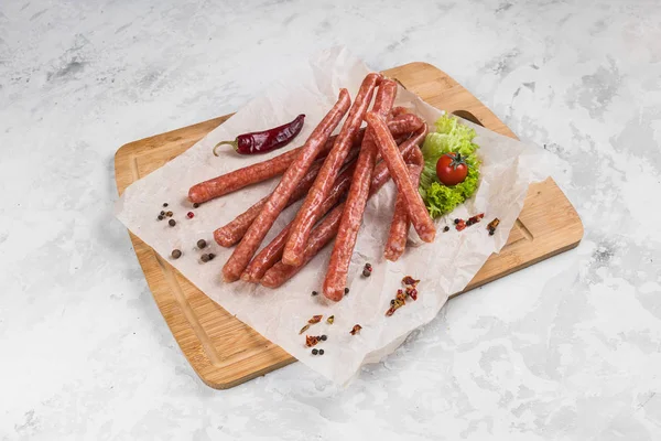 Salchicha cruda con hoja de perejil aislada sobre fondo blanco — Foto de Stock