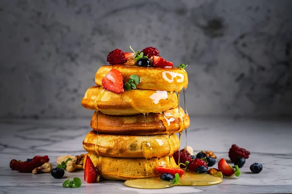 Amerikanische Pfannkuchen Mit Beeren Und Honig Zum Frühstück Auf Hellem — Stockfoto