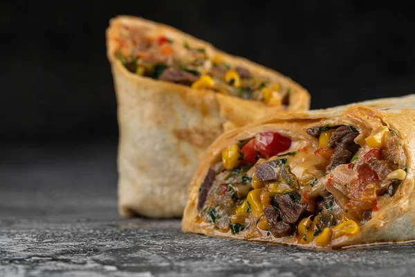 Burrito Shawarma Envuelve Con Carne Res Verduras Cerdo Sobre Mesa —  Fotos de Stock