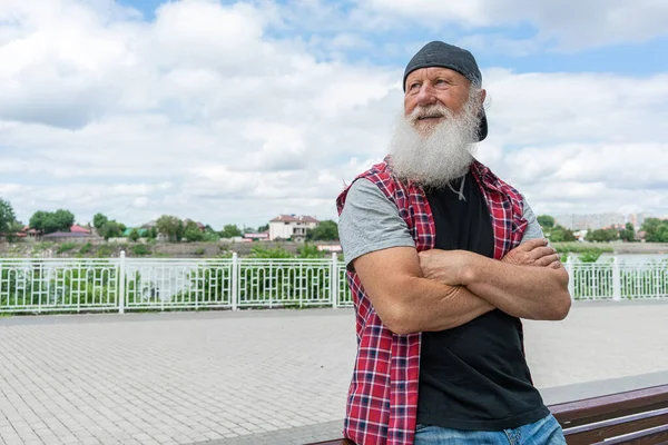 Опытный Пожилой Человек Бородой Улице Позирует Улыбается Портрет — стоковое фото