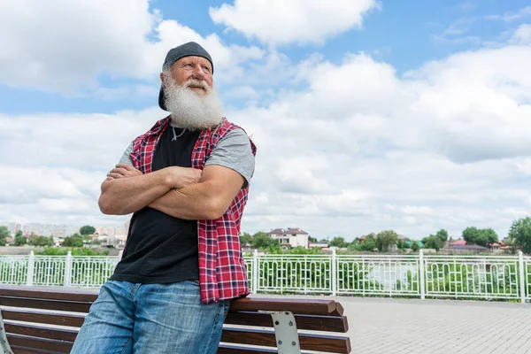 Bătrân Bătrân Experimentat Barbă Stradă Pozând Zâmbind Portret — Fotografie, imagine de stoc