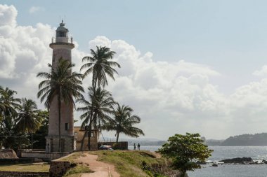 Deniz kıyısında tropikal tatil feneri