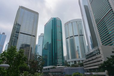 Çin, Hong Kong - 24 Nisan 2019: Balkon ve pencereleri olan konut yüksek katlı düşük açı görünümü, Hong Kong Central