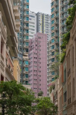 Çin, Hong Kong - 24 Nisan 2019: Balkonlu ve pencerelerli konut yüksek binalarının görünümü, Hong Kong Central