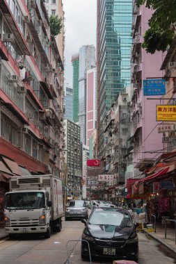 Çin, Hong Kong - 24 Nisan 2019: Balkonlu ve pencerelerli konut yüksek binalarının görünümü, Hong Kong Central