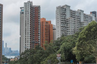 Çin, Hong Kong - 24 Nisan 2019: Balkonlu ve pencerelerli konut yüksek binalarının görünümü, Hong Kong Central