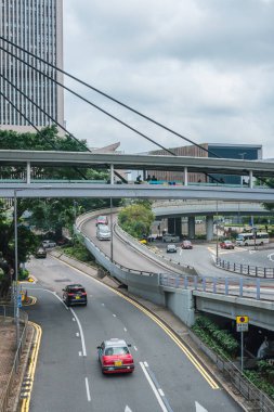 Çin, Hong Kong - 24 Nisan 2019: Balkonlu ve pencerelerli konut yüksek binalarının görünümü, Hong Kong Central