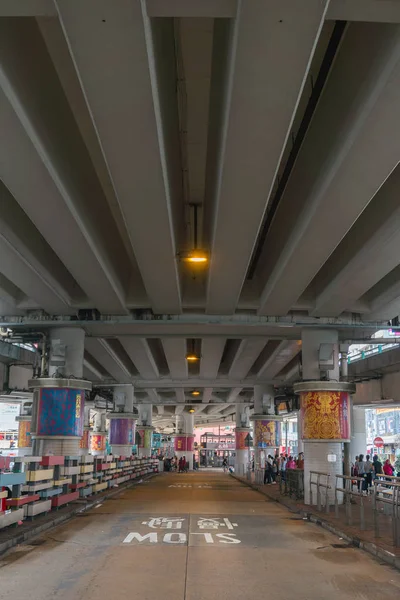 Çin Hong Kong Nisan 2019 Cadde Boyunca Pazar Ile Köprü — Stok fotoğraf