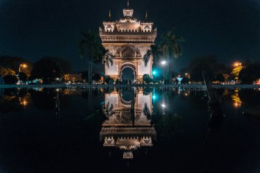 Patuxai, Vientiane Laos 'un merkezinde bir savaş anıtı.