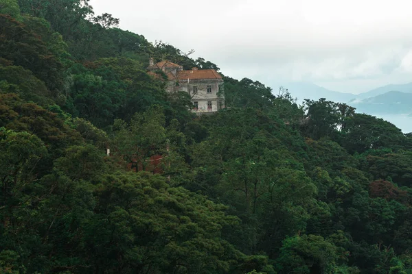 Casa Vieja Soltera Acantilado Contra Fondo Del Cielo —  Fotos de Stock