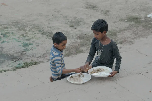 Meninos Comendo Rua Durante Dia Festivo Religioso Índia — Fotografia de Stock