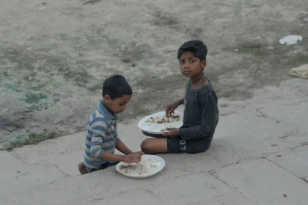 Meninos Comendo Rua Durante Dia Festivo Religioso Índia — Fotografia de Stock