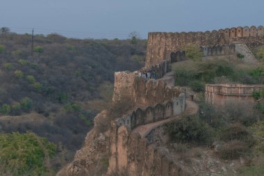 Dağların manzarası ve eski tapınakların duvarları