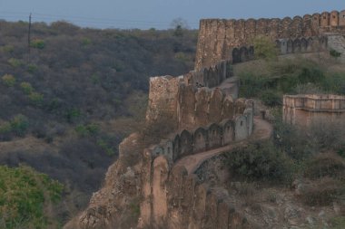 Dağların manzarası ve eski tapınakların duvarları