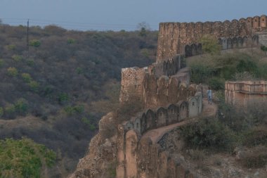 Dağların manzarası ve eski tapınakların duvarları