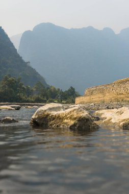 Nehirden akan dağların büyüleyici manzarası